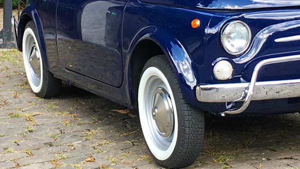 Location Fiat 500 Blu de collection pour balade romantique Riviera suisse